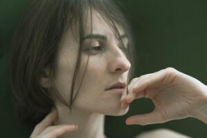 7 Things Someone Whose Brain Works Differently Than Average People Notices Without Anyone Saying a Word woman-6373367_640
