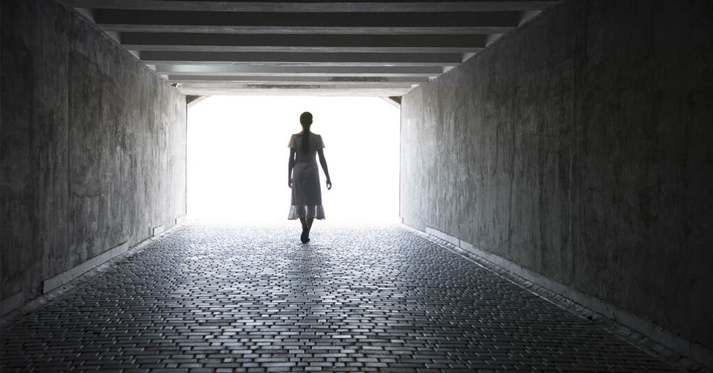 Woman Who Briefly Died Claims to Have Seen the Future—and Issues a Stark Warning - Featured image