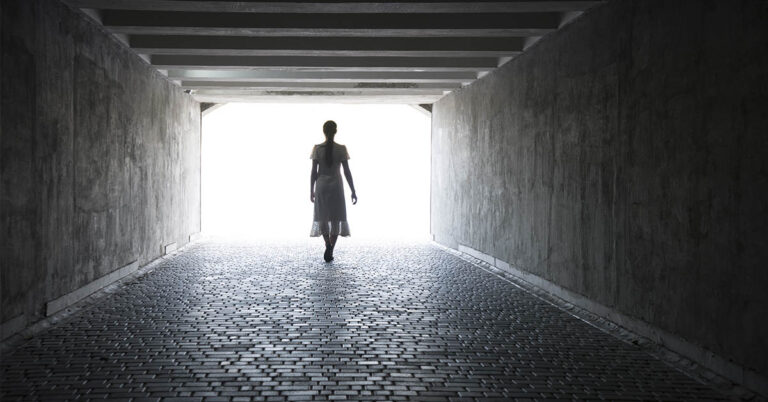 Woman Who Briefly Died Claims to Have Seen the Future—and Issues a Stark Warning - Featured image