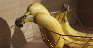 banans in fruit bowl