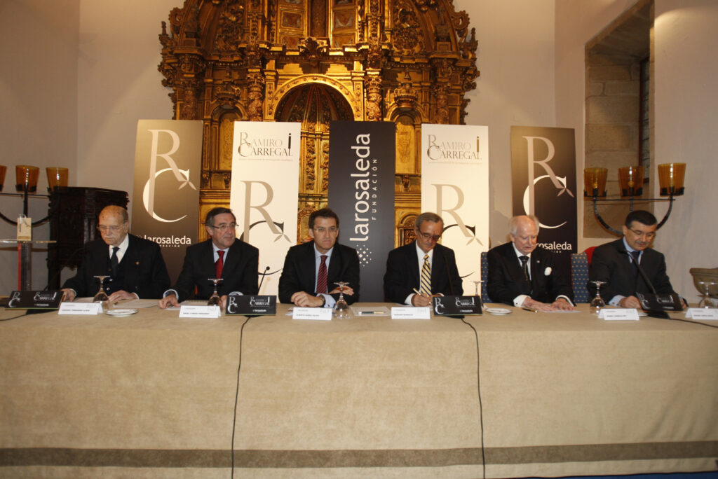 Award ceremony for the cancer research prize awarded to Mariano Barbacid, sponsored by businessman Ramiro Carregal. From left to right: Gerardo Fernández Albor, former president of the Xunta of Galicia; Ángel Currás Fernández, mayor of Santiago de Compostela; Alberto Núñez Feijóo, president of the Xunta of Galicia; Mariano Barbacid, founder and former director of the National Cancer Research Centre (CNIO); Ramiro Carregal Rey, businessman and president of FRINSA; and Rafael López López, head of Oncology at CHUS.
Author: Certo Xornal