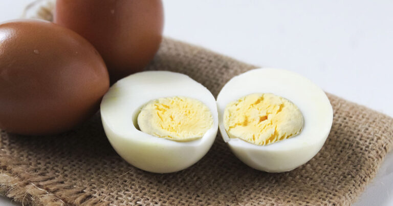 Why Do Hard-Boiled Eggs Sometimes Get a Green Ring? - Featured image