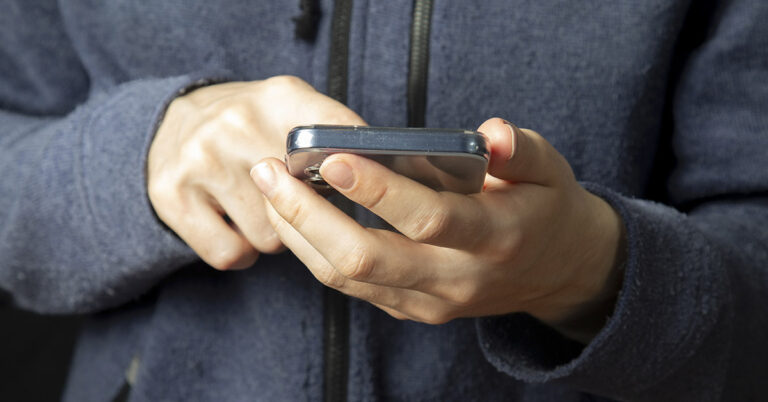 15 Red Flags to Watch for to Protect Yourself From Scammers - Featured image