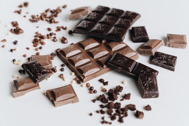 Rich chocolate bar illustrating stimulants and reflux risks in desserts
