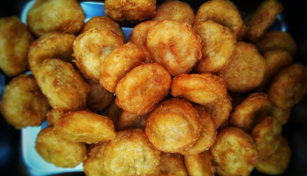 Snacks, appetizers must be fried in hot oil to cook before eating.