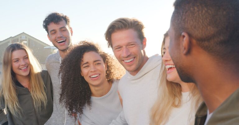Are You the Fringe Friend? 3 Signs Psychologists Say to Watch For - Featured image