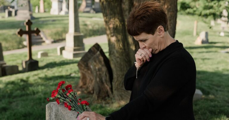 10 Mistakes to Avoid After Your Partner Passes Away (for Those Over 60) - Featured image