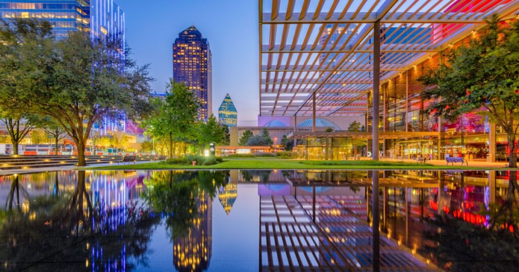  Dallas, Texas, USA downtown cityscape at twilight.