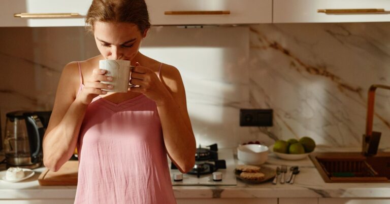 A 10-Year Study Compared Tea and Coffee’s Effects on Bone Health — One Was the Clear Winner - Featured image