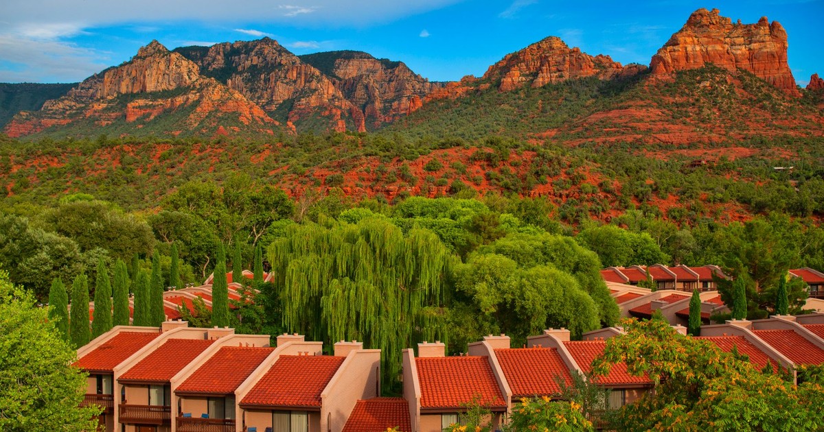 Breathtaking view of Sedona villas with iconic red rock formations in the background.