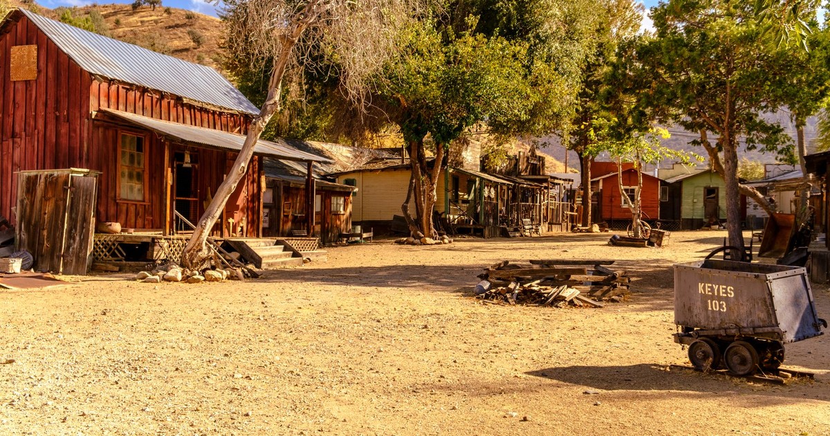 Explore the rustic charm of an abandoned ghost town in California. Captured in warm daylight.
