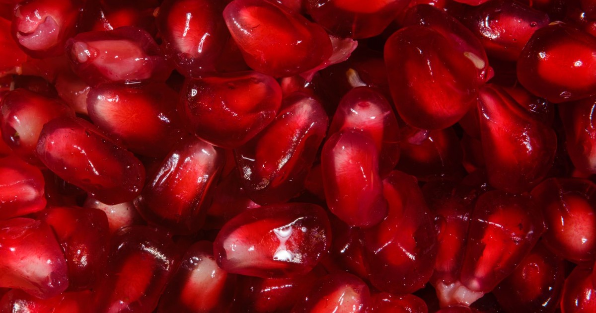 Delicious and juicy pomegranate seeds in a detailed close-up perfect for healthy food concepts.