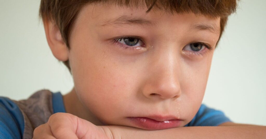 The Psychological Impact on Children Whose Parents Shave Their Heads After They Bully a Classmate With Cancer - Featured image