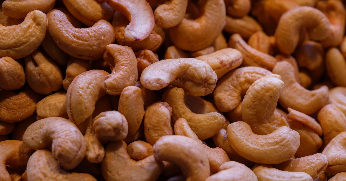 High-quality closeup image of fresh organic cashews, perfect for healthy cooking and snacking.