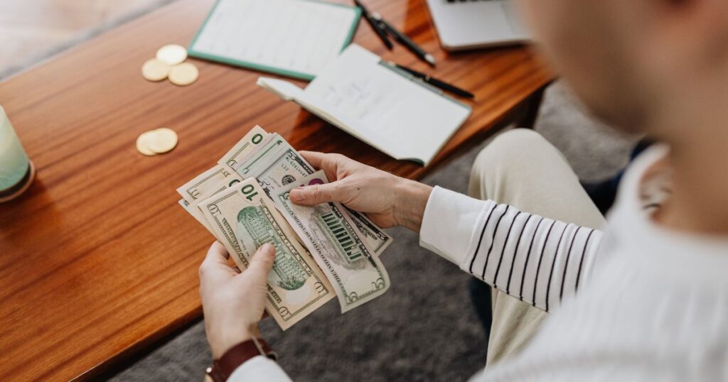 A Bank Teller Says Never Keep More Than This in Your Checking Account - Featured image