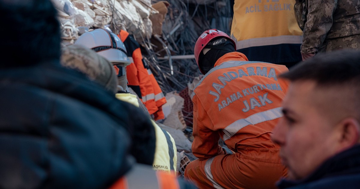 Rescue operation in Antakya, Türkiye, with gendarmes working amidst earthquake ruins.