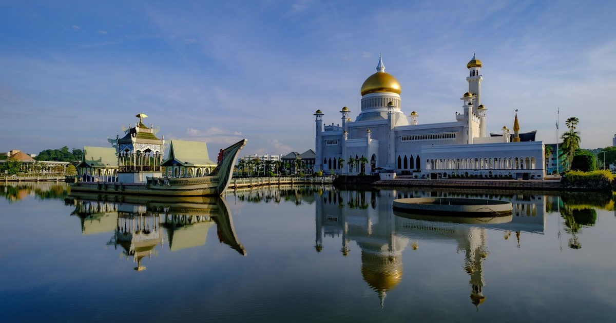 Stunning view of Omar Ali Saifuddien Mosque with its reflection in Brunei, captured at sunrise.