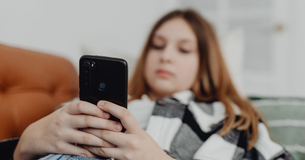 Kids With Smartphones at 12 Had More Eating Disorder Symptoms by 14, Study Finds - Featured image